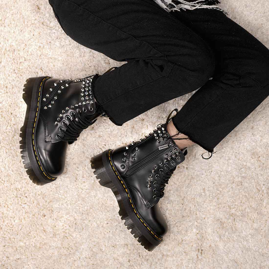 Personalizzazione Dr Martens Jadon con borchie argento