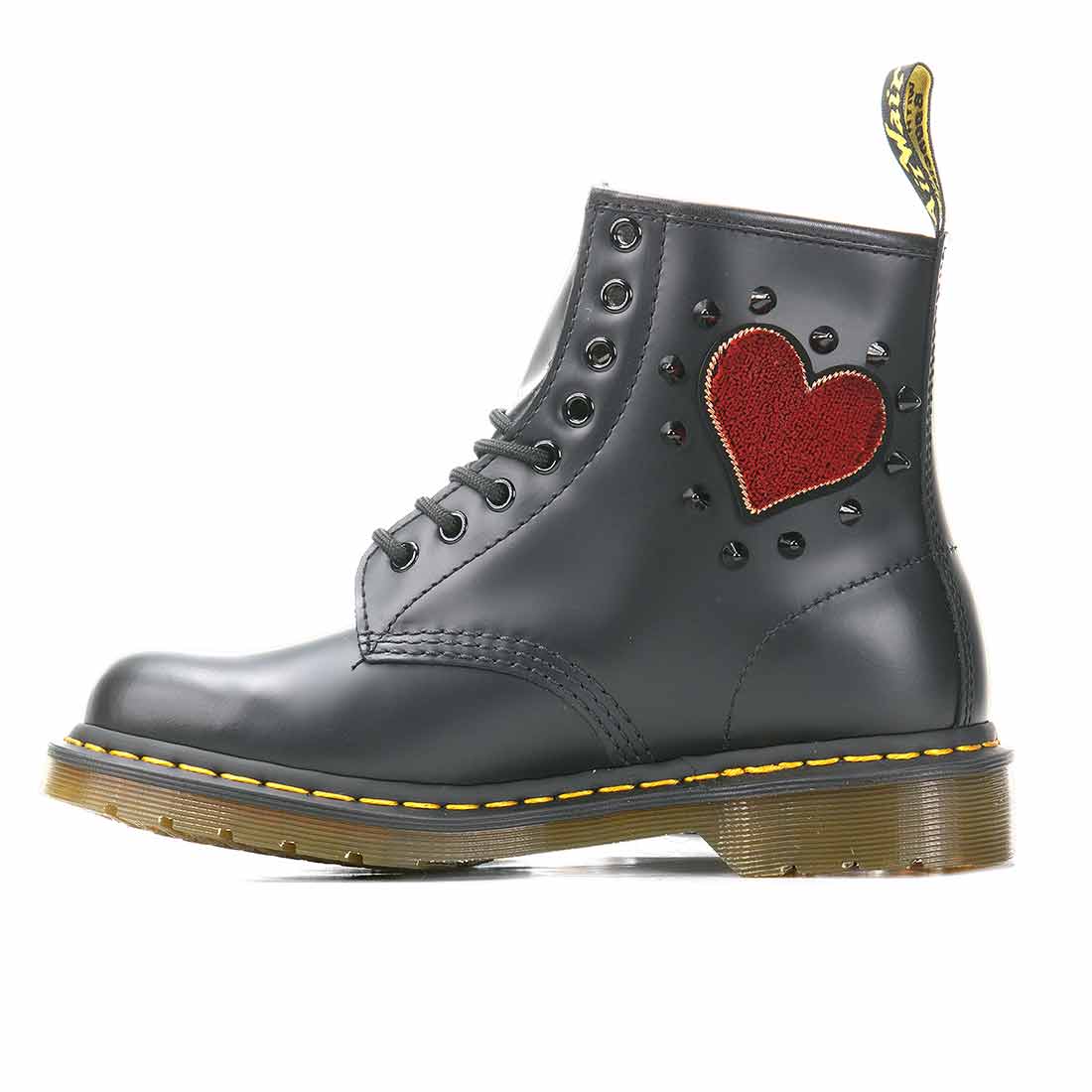 Personalizzazione Dr Martens con Cuori e borchie nere a punta