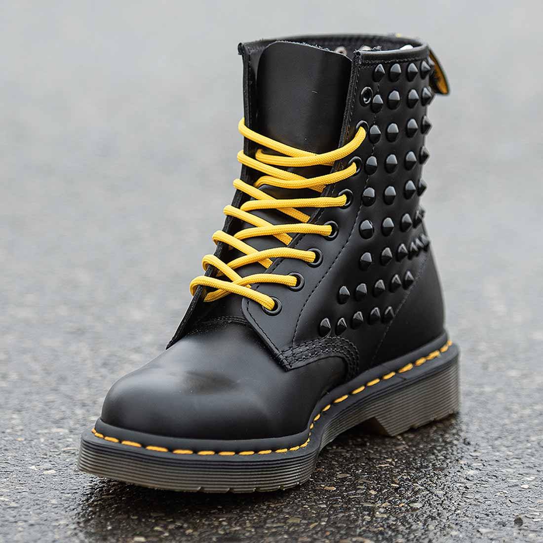 Personalizzazione Dr Martens con Borchie Nere e Lacci Gialli