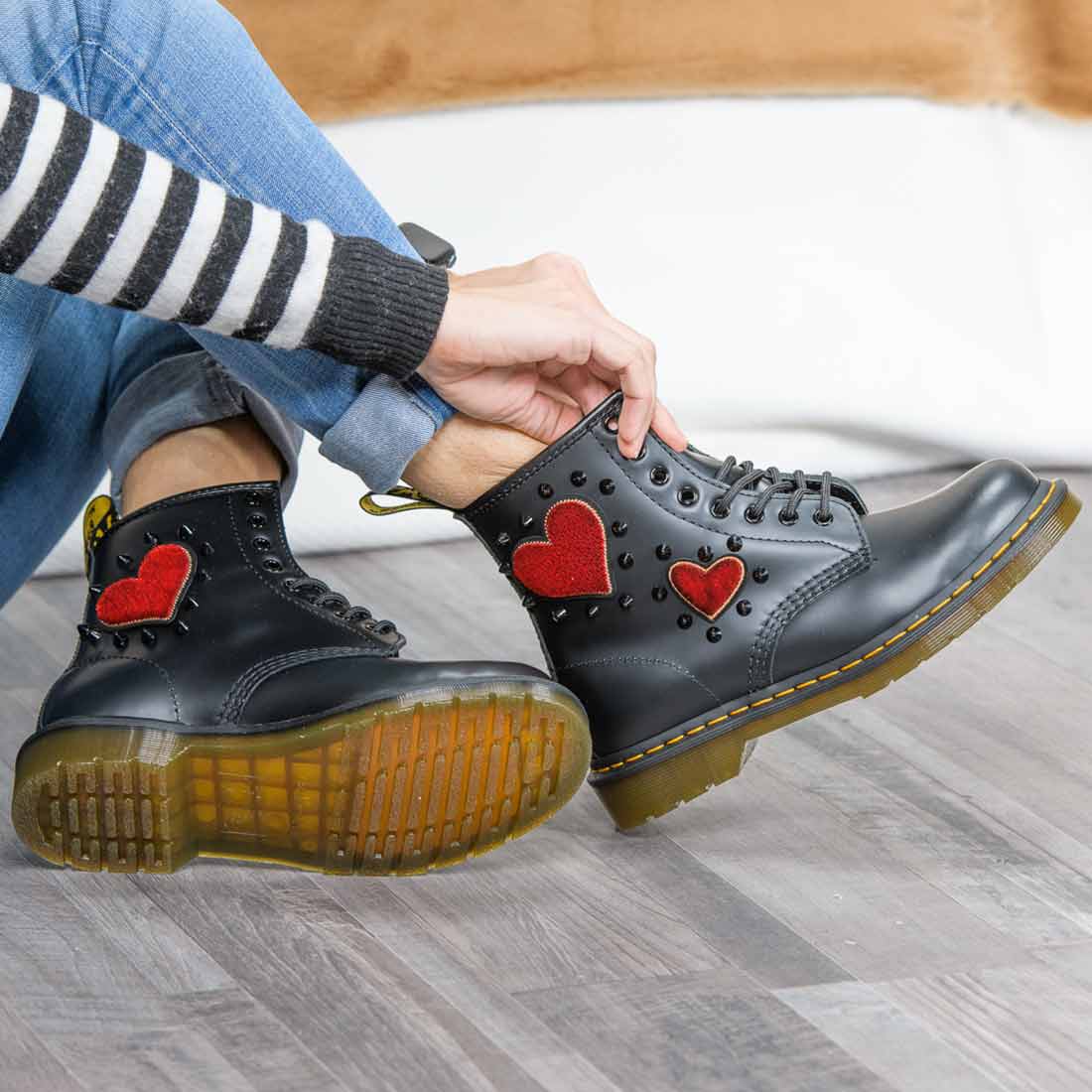 Personalizzazione Dr Martens con Cuori e borchie nere a punta