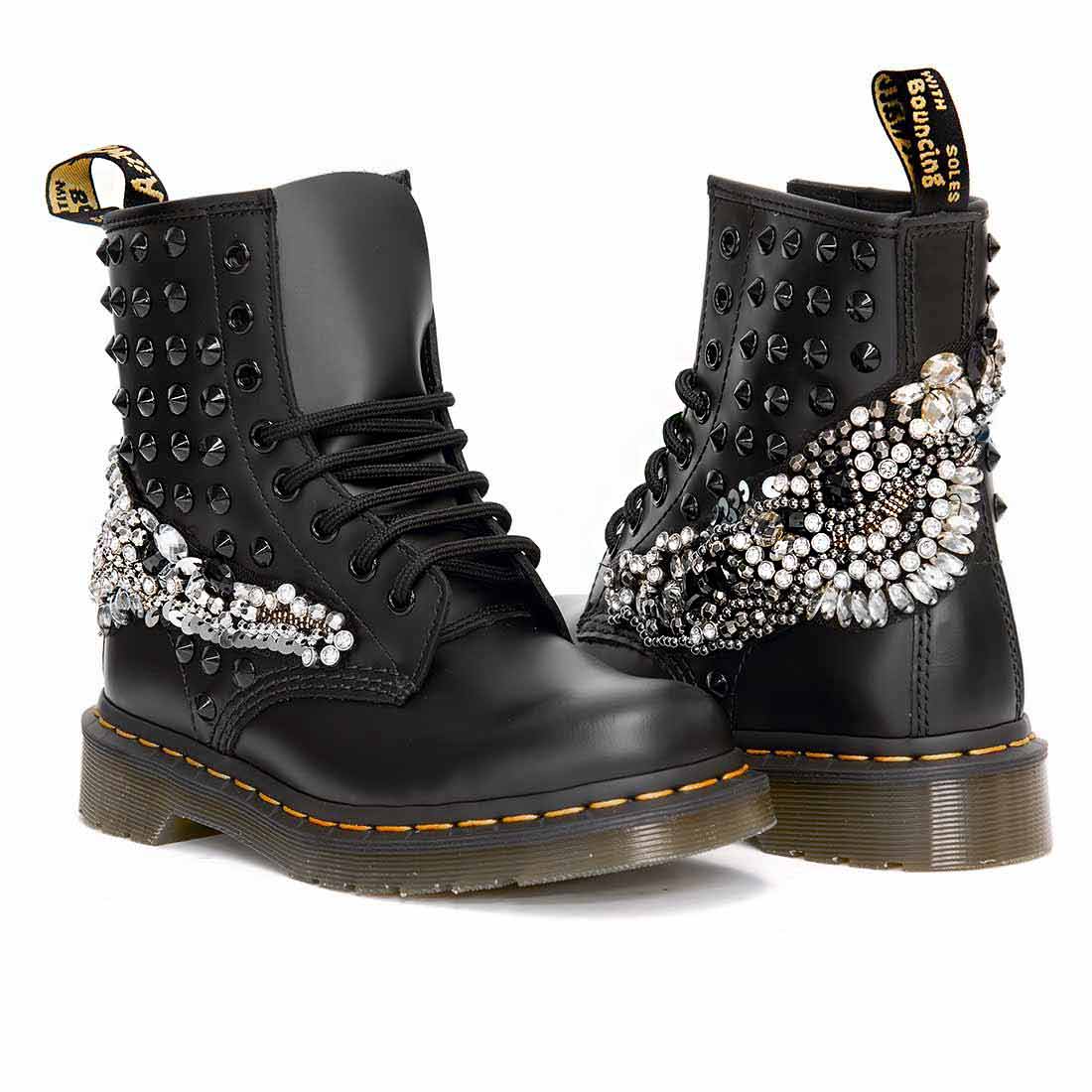 Personalizzazione Dr Martens con con strass, pietre e gioielli