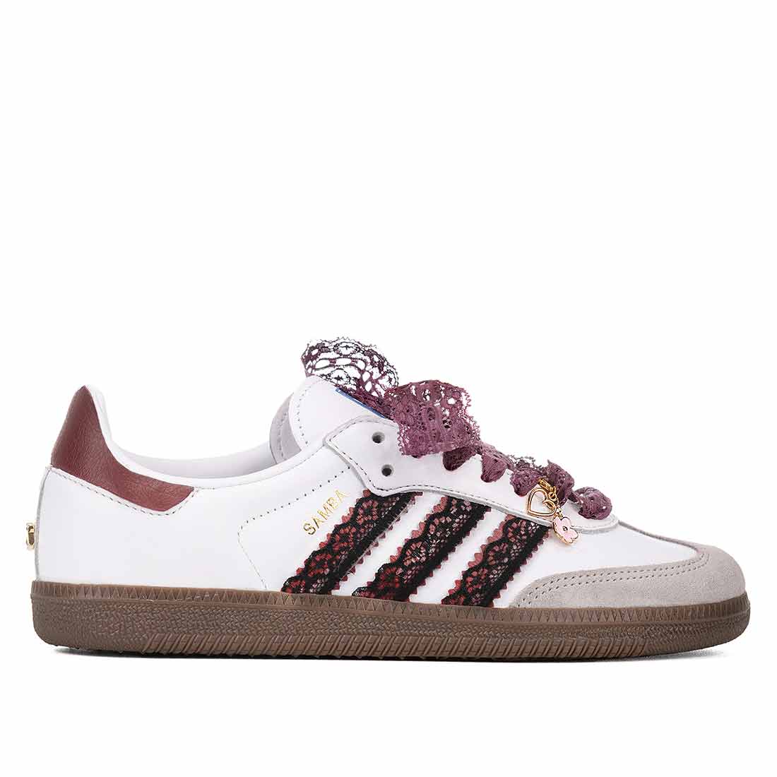 Adidas Samba bordeaux Burgundy con pizzo nero su bande laterali e charms oro personalizzati