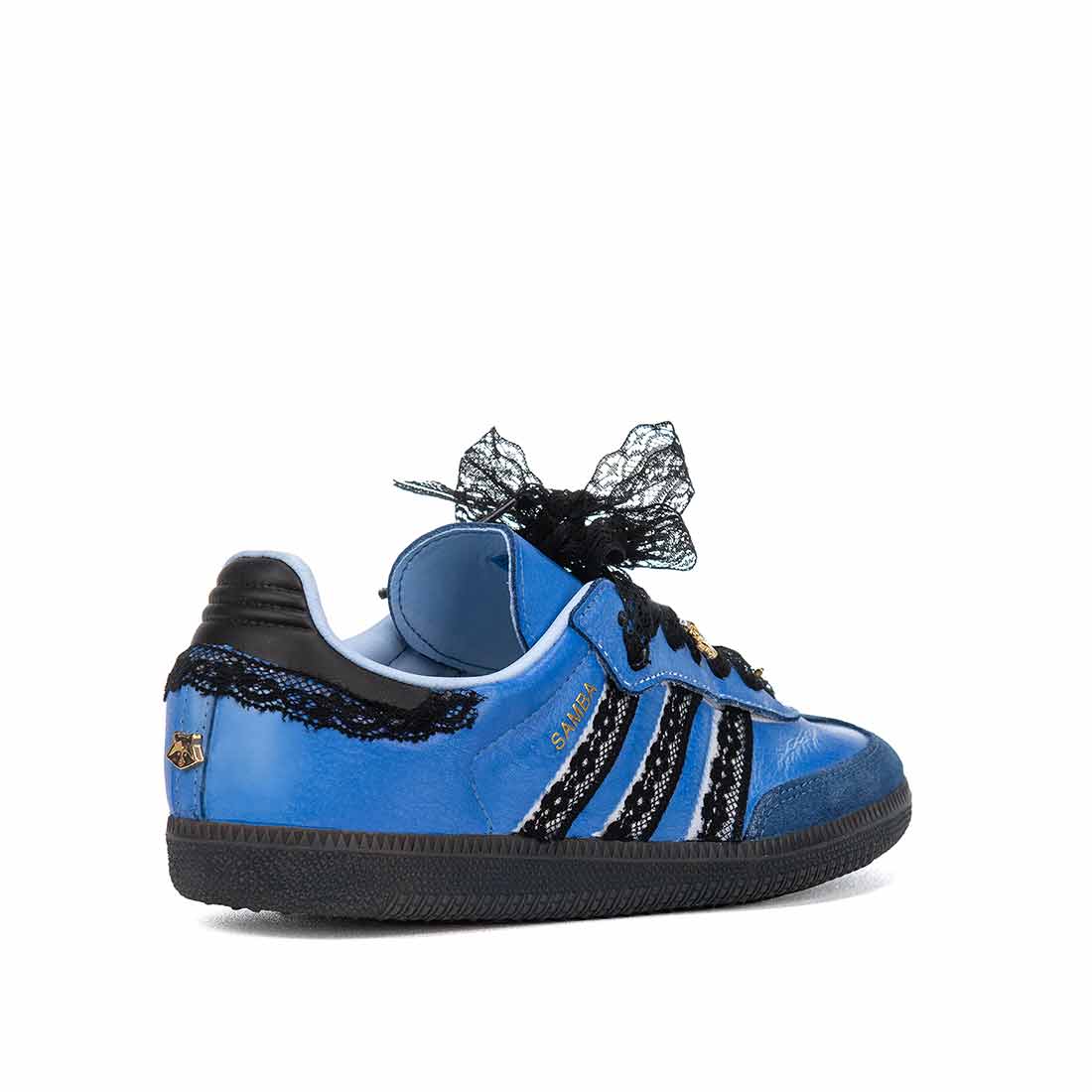 Adidas blu con lacci in pizzo nero e charms