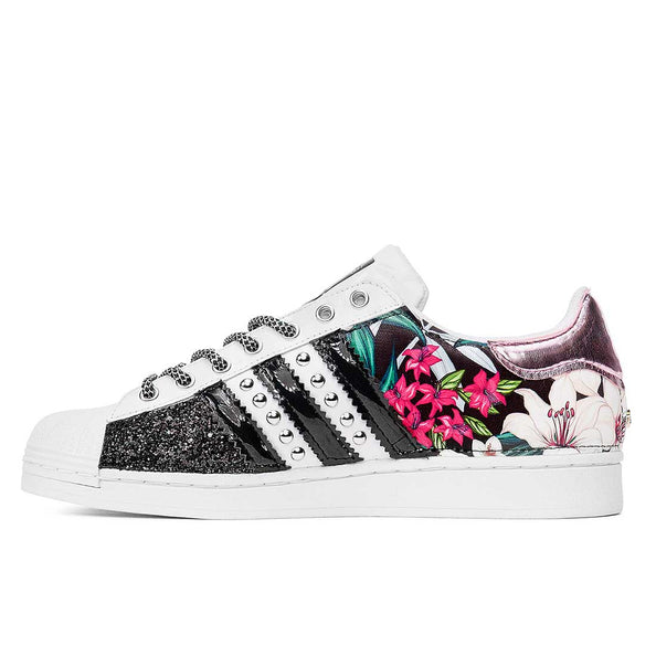 Sneakers Adidas Superstar con gigli glitter nero e borchie argento