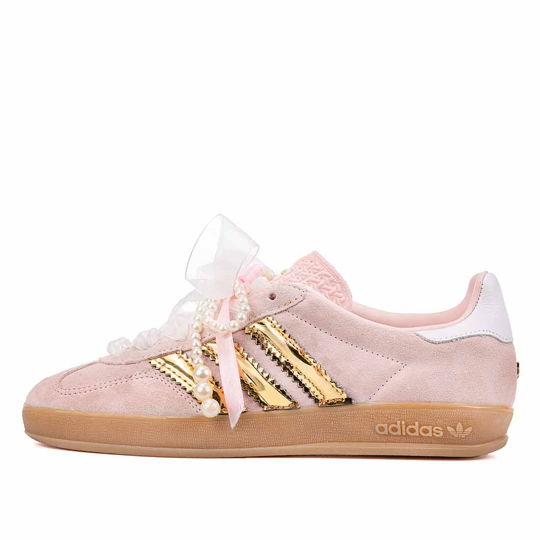 Adidas gazelle rosa pastello con lacci in tulle e ciondolo oro