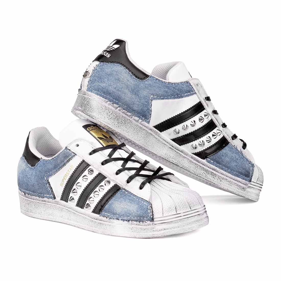 Adidas superstar bianche con effetto dirty borchie denim e lacci neri