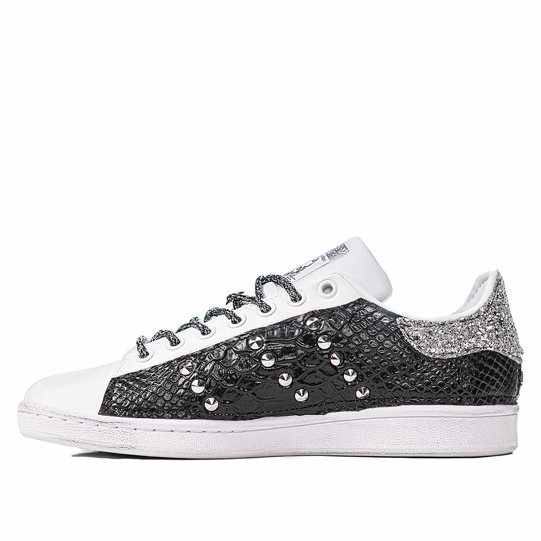 Adidas stan smith bianche con borchiette argento e glitter argento animalier pitonato lucido nero