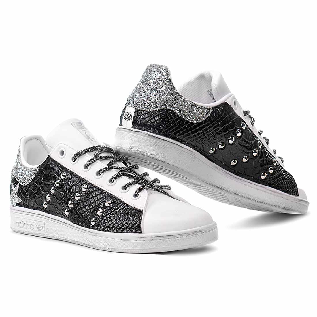 Scarpe da ginnastica adidas bianche con borchie e brillantini argento pitonate nere lucido e lacci glitterati
