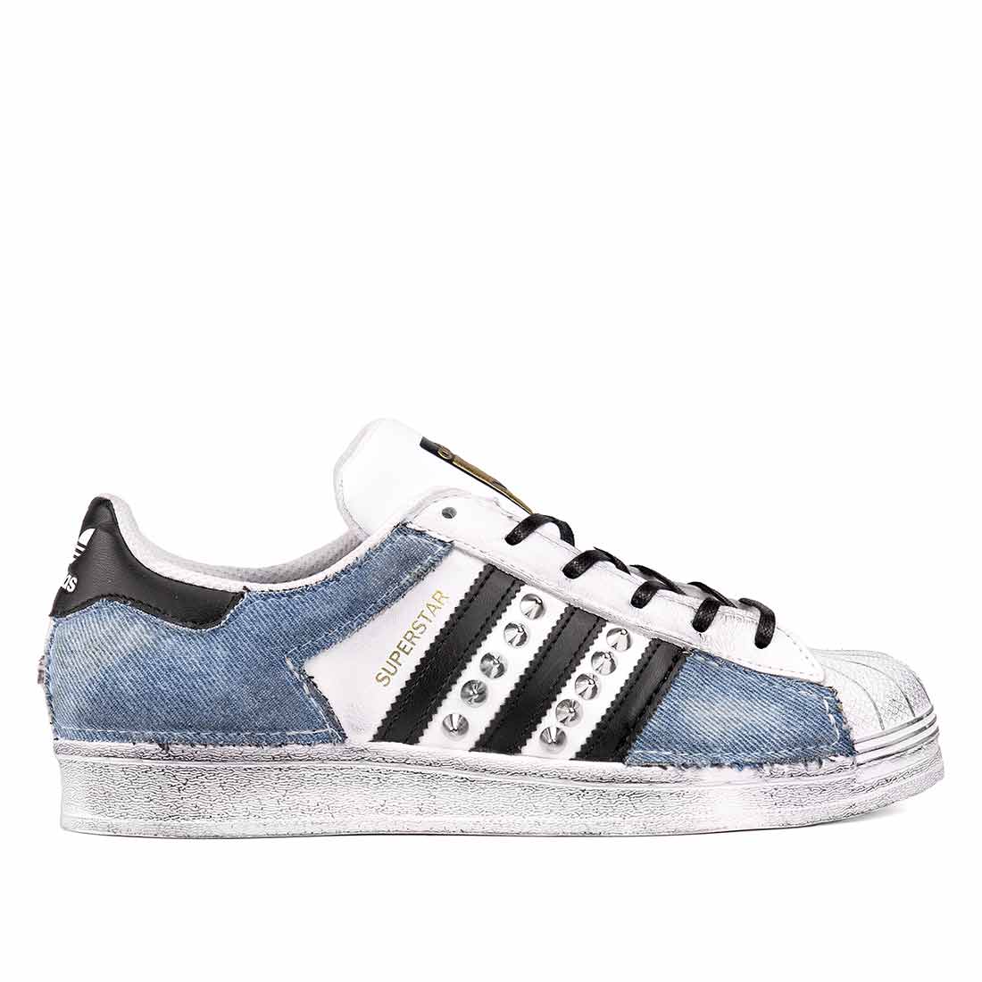 Adidas superstar in jeans con effetto vintage e borchie argento