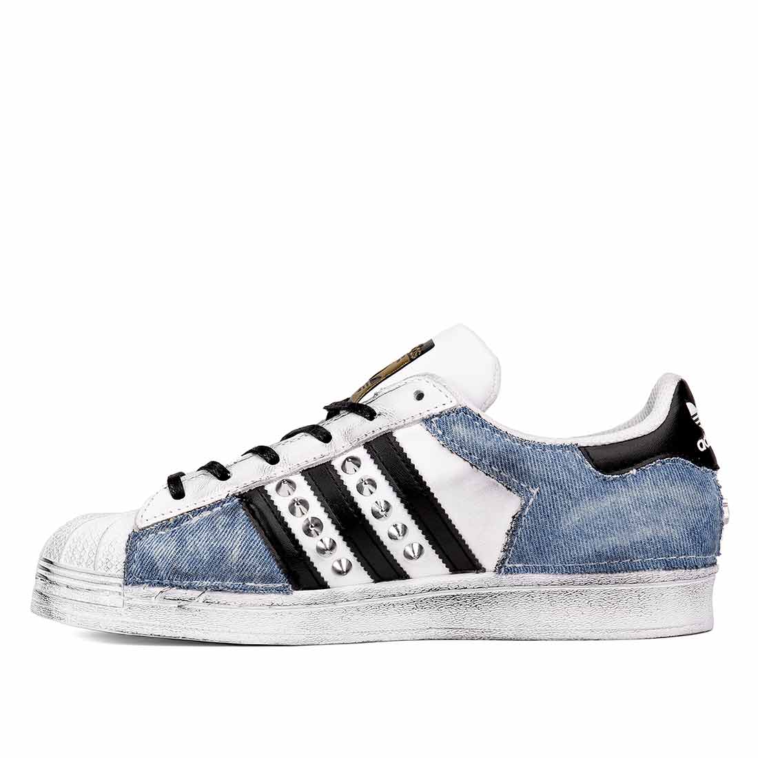 Adidas superstar in denim jeans con borchie argento