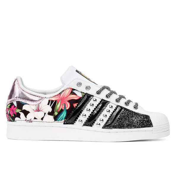 Adidas superstar bianche in pelle con fiori colorati retro laminato glitter nero e borchie a sfera argento