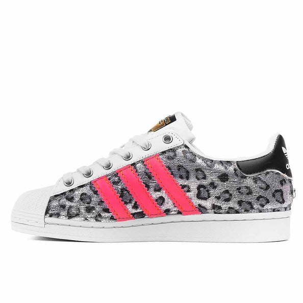 Adidas color argento leopardato con effetto specchio e strisce fucsia fluo