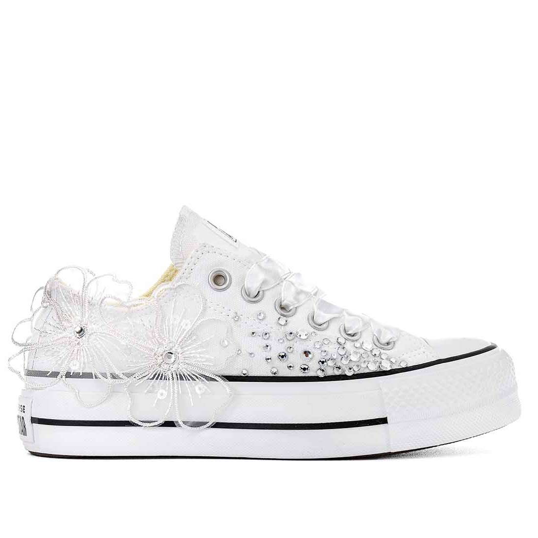 All Star basse Platform bianche per la sposa con fiori in tulle e strass brillanti