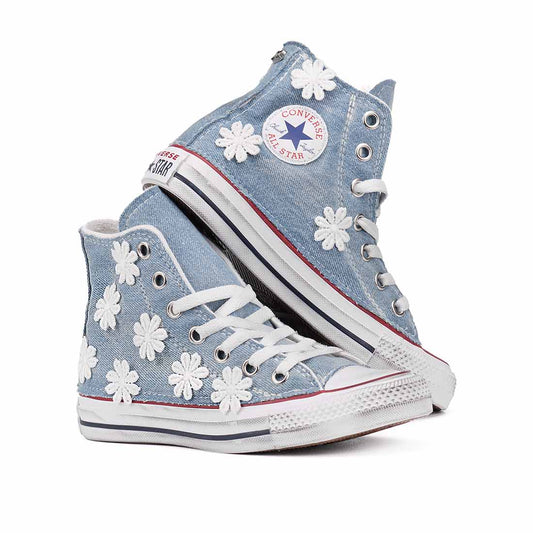 all star in jeans chiaro con fiori cuciti a mano 