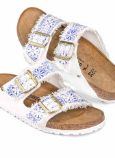 Birkenstock arizona bianche con texture blu e bianca azulejos