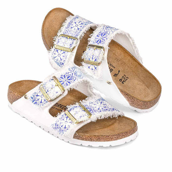 Birkenstock arizona bianche con texture blu e bianca azulejos