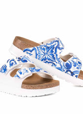 Birkenstock bianche suola platform con texture azulejos blu scuro 