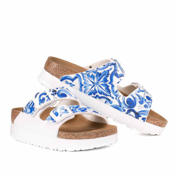 Birkenstock bianche suola platform con texture azulejos blu scuro 