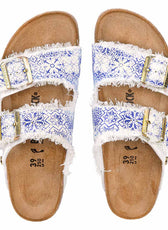 Ciabatta da mare texture azulejos con tessuto azzurro e bianco stile capri 