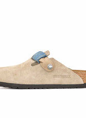 Boston marrone chiaro con denim e bandana rossa e blu