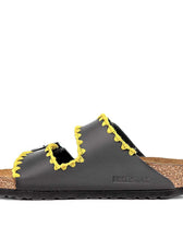Ciabatte Birkenstock nere all'uncinetto con filo giallo cucito a mano
