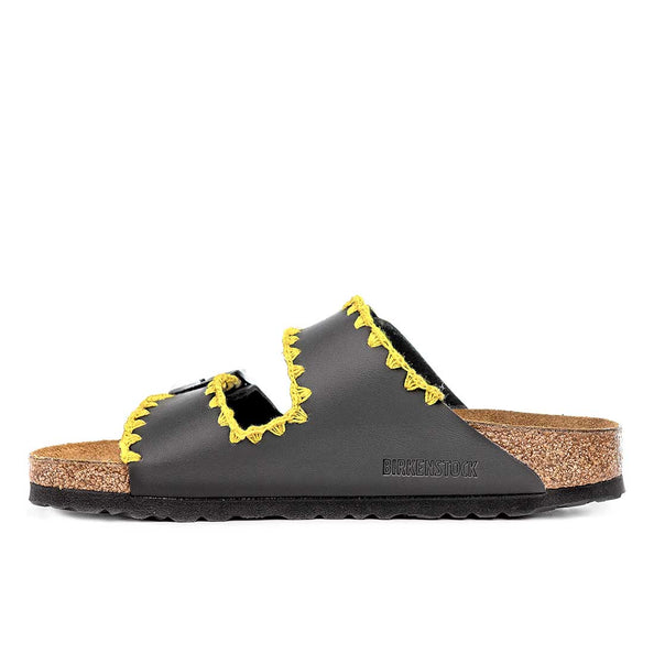 Ciabatte Birkenstock nere all'uncinetto con filo giallo cucito a mano