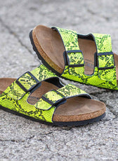 Ciabatte marca birkenstock modello arizone personalizzate e pitonate realizzate in pitone colore giallo neon fluo o fluorescente e fosforescente