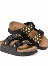 Ciabatte Birkenstock platform nere con borchie oro