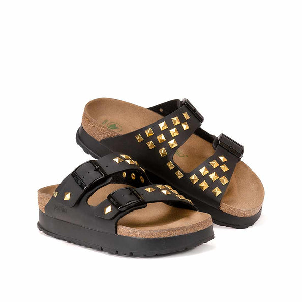 Ciabatte Birkenstock platform nere con borchie oro