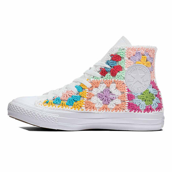 Converse all star con quadrati ricamati a mano all'uncinetto motivo floreale colorato