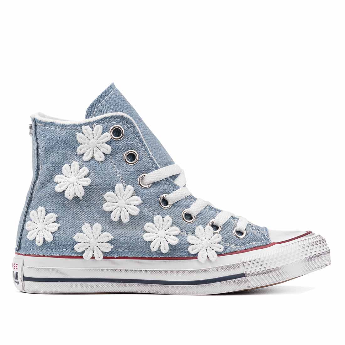 Converse all star alte in denim jeans con fiori bianchi ricamati a mano 