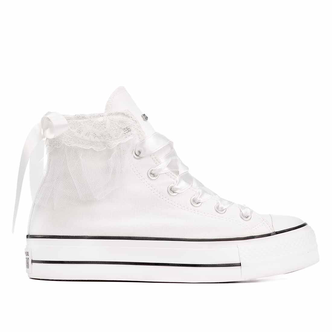 Converse all star in pizzo bianco con fiocco e lacci in raso per cerimonia