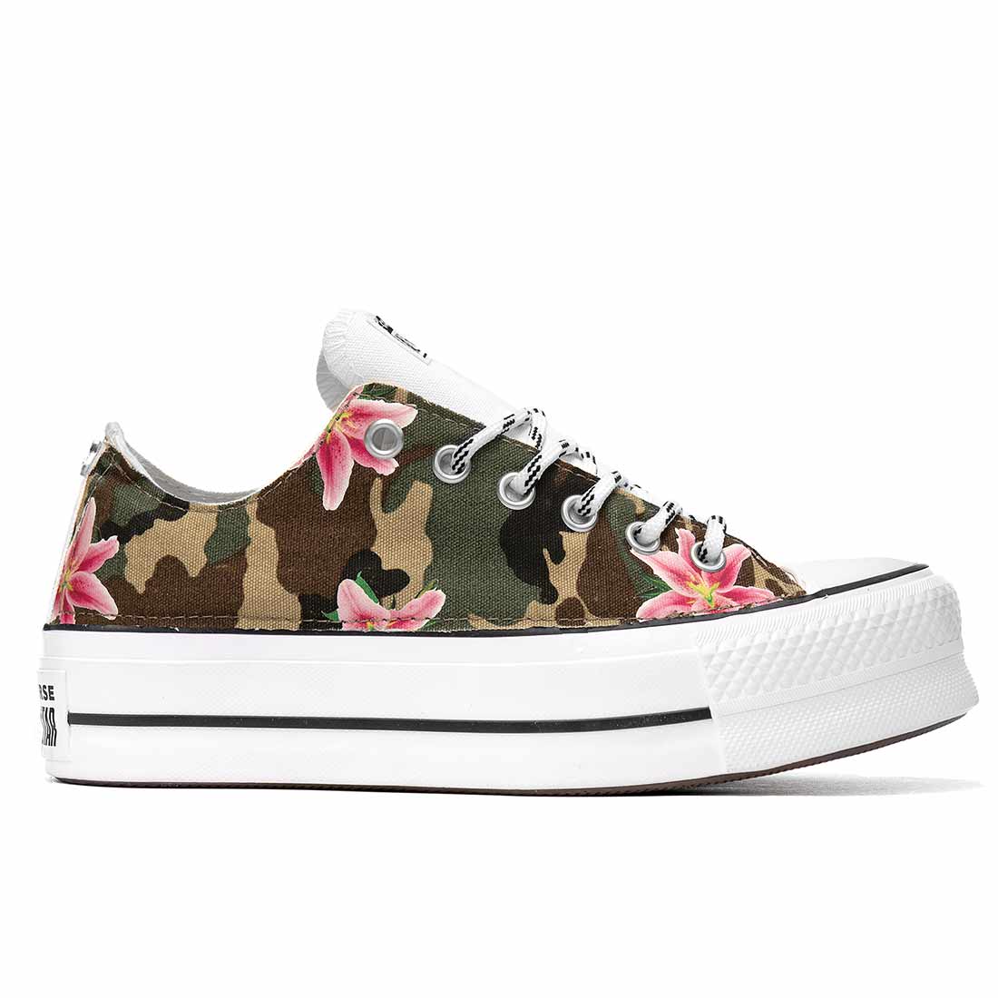 converse basse con suola alta camo e fiori