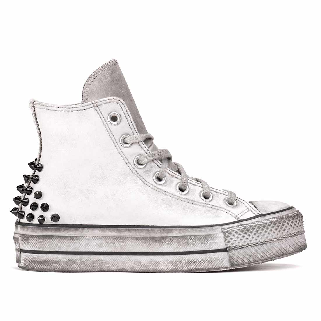 Converse all star alte bianche in pelle con borchie nere ed effetto vintage