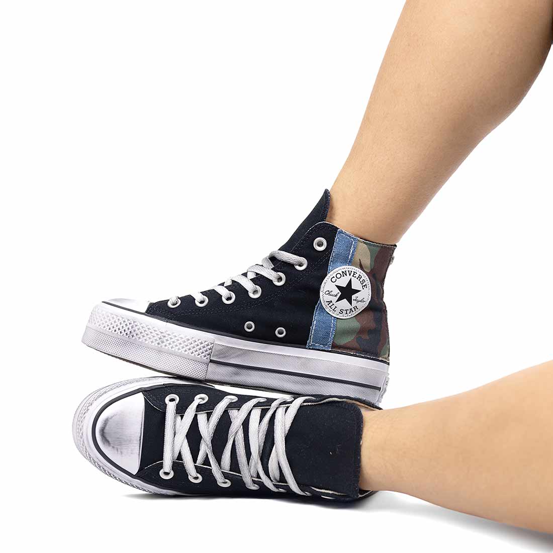 converse nere con denim e camo verde militare