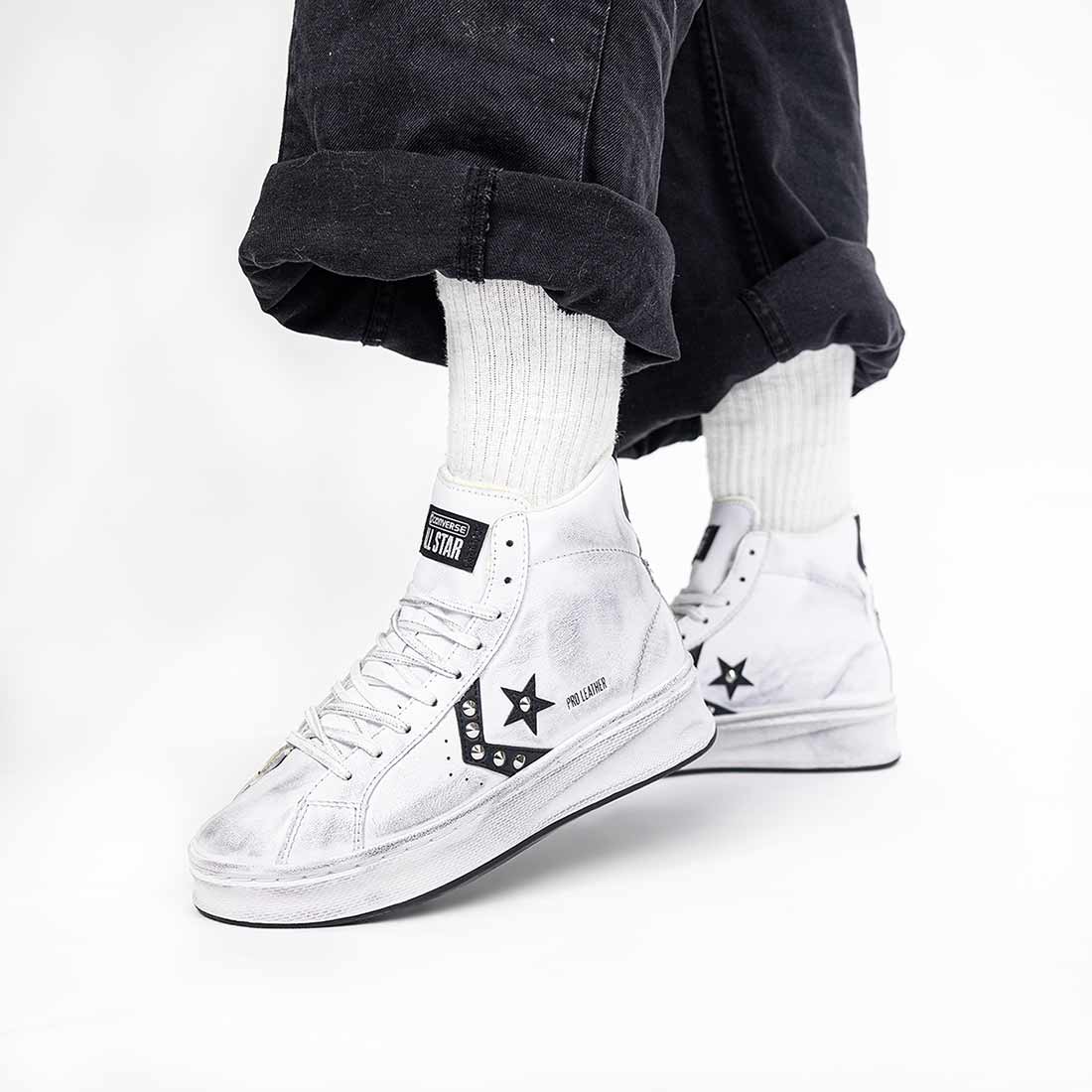 Converse bianca nera con borchie