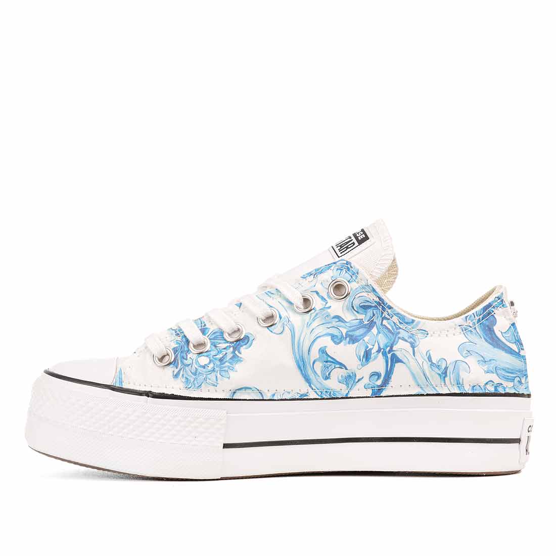 Converse all star bianche platform basse con texture maiolica mediterranea colore blu