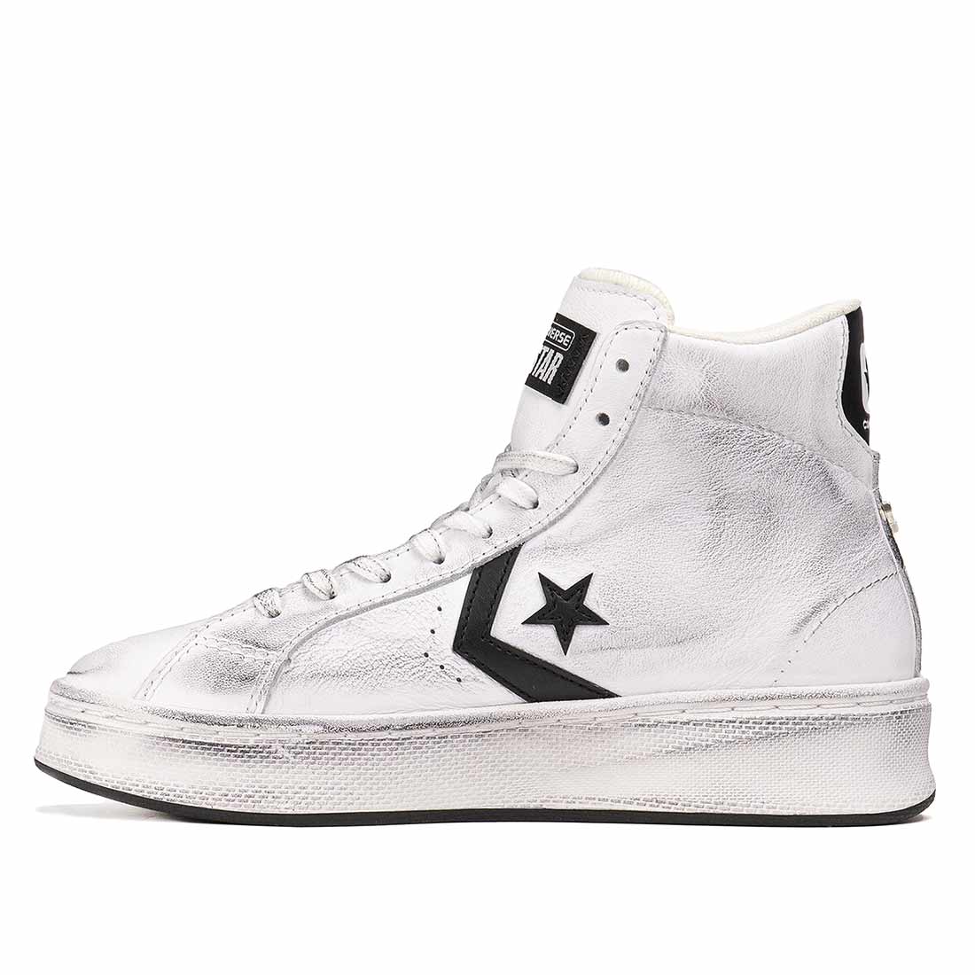 Converse in pelle bianche con effetto dirty e borchie argento