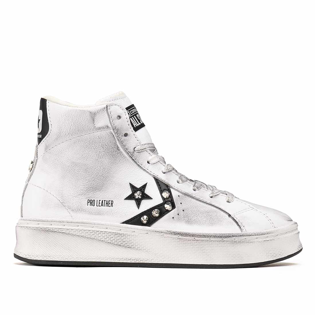 Converse Pro Leather High bianche e nere con borchie argento ed effetto vintage