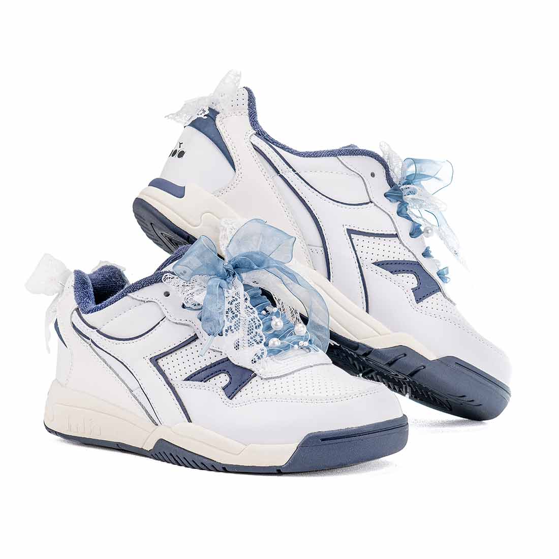 Diadora blu con fiocco in pizzo e perle con lacci blu