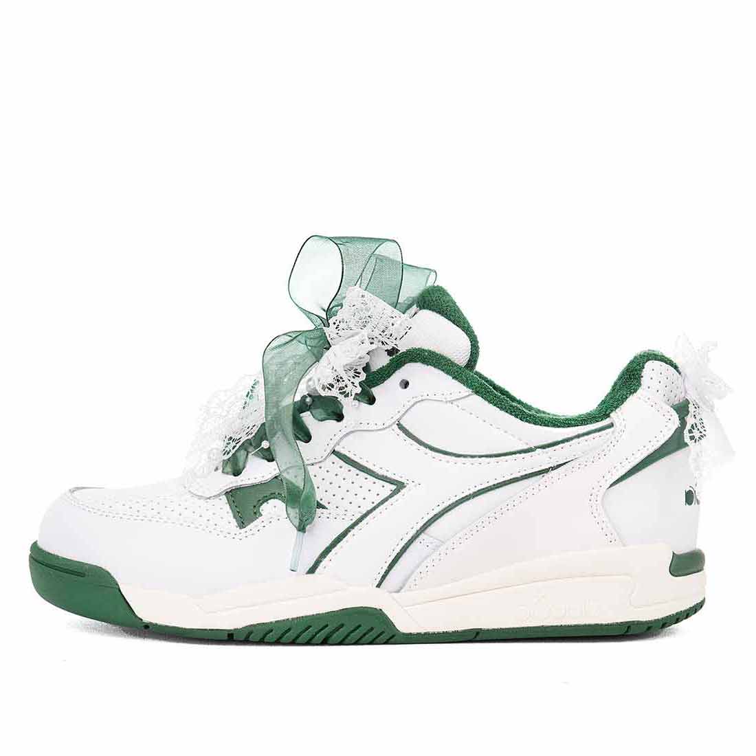 Diadora kawaii verde scuro con lacci in tulle verde,pizzo e perle