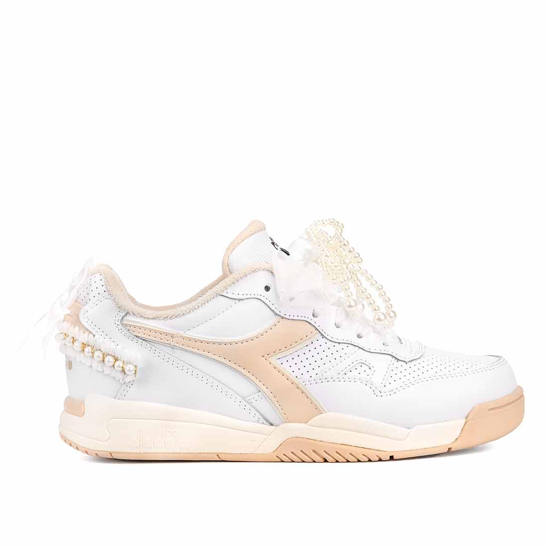 Diadora rosa salmone con pizzo in perle e fiocchi