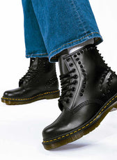 Dottor martens nere alte con borchie nere lucide