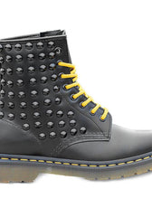 Anfibi Dottor Martens personalizzati con borchie nero Lacci dr martens originali Gialli racoon-lab