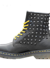 Dr. Martens 1460 neri con borchie a cono nere. Anfibi personalizzati da Racoon-LAB