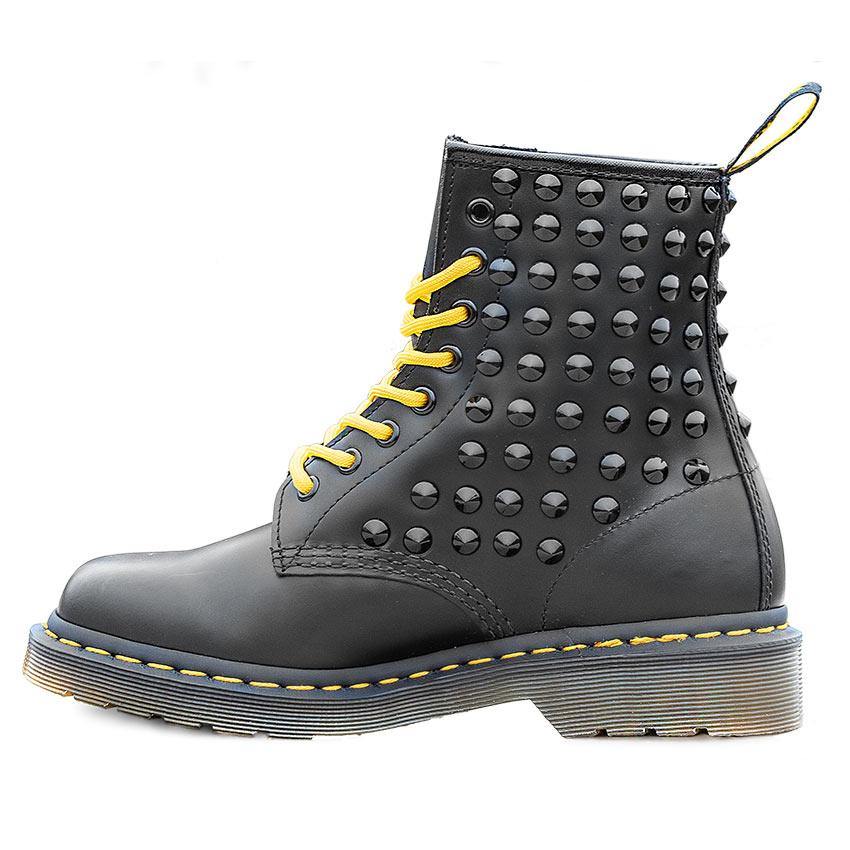 Dr. Martens 1460 neri con borchie a cono nere. Anfibi personalizzati da Racoon-LAB