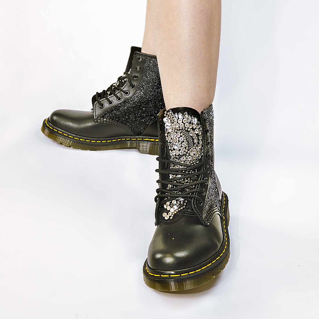 Dr Martens con glitter neri e diamanti luccicanti