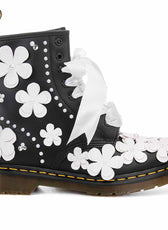 Dr Martens nere con fiori bianchi perle strass e lacci in raso bianco
