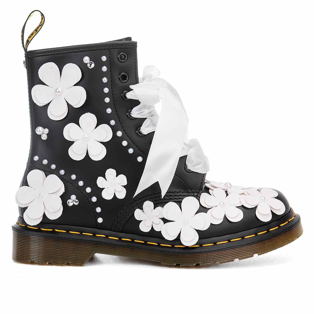 Dr Martens nere con fiori bianchi perle strass e lacci in raso bianco