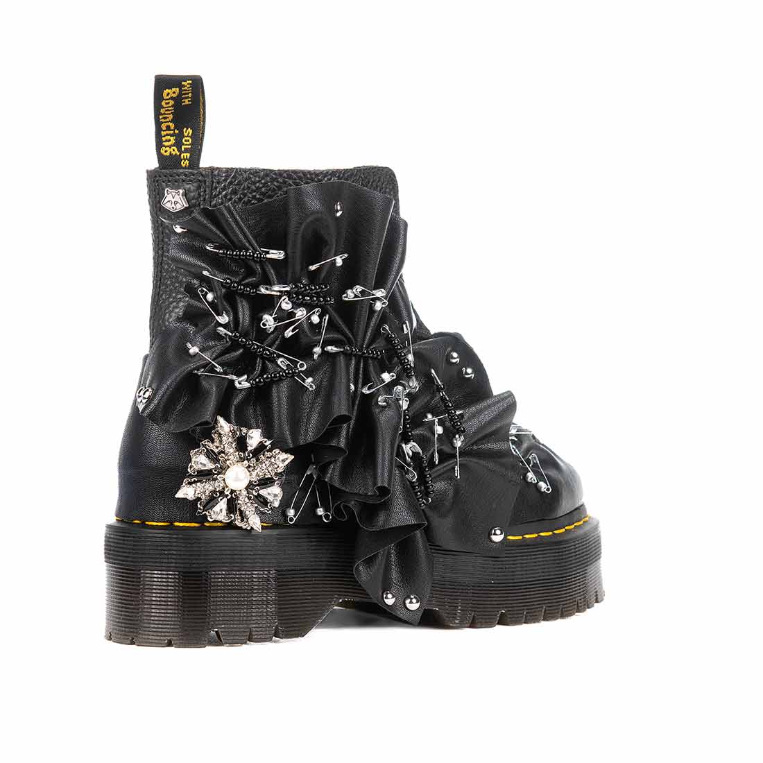 Dr martens platform in stile gotico con spillette e diamante sul tallone